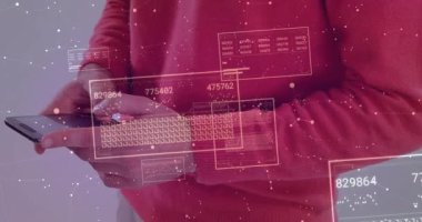 Kırmızı kazaklı bir adam akıllı telefonu dinliyor ve yapay zeka panellerini çalıştırıyor. Canlı analitik simülasyonlar yapıyor. Teknoloji, veri, arayüz, analitik, kullanıcı, yenilik, dijital