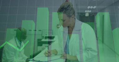 Şebeke veri incelemesi için yeşil çubuk çizelgelerini üst üste koyarken panoya yazı yazan kadın doktor. Tıbbi, profesyonel, sağlık, analiz, görselleştirme, tanı, klinik
