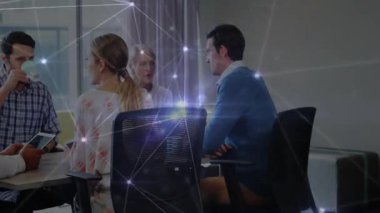 Tableti tıkırdatmak ve ağ efektini etkinleştirmek için birlikte çalışan beş teknisyen. İşbirliği, yenilik, bağlantı, takım çalışması, dijital, modern, kurumsal
