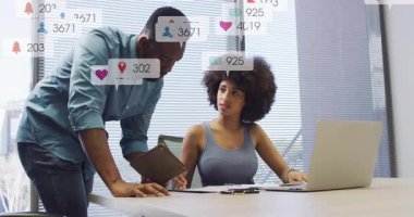 Yükselen bildirim simgelerinin yol açtığı sosyal medya istatistiklerini inceleyen iş arkadaşları masada iş birliği yapıyor. İşbirliği, takım çalışması, analitik, ofis, modern, dijital, üretkenlik