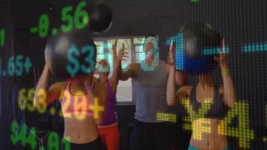 Dört katılımcı sağlık toplarını üstten kaldırıyor. Fitness için dalgalı bir finans örtüsü ile yakalıyorlar. Fitness, takım çalışması, güç, koordinasyon, hareket, canlılık, koşullanma