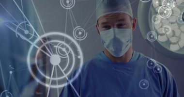 Cerrahi ekip, meslektaşı ameliyathaneye katılıp ölçümleri yorumlarken darbe verilerini takip ediyor. Tıbbi, teknoloji, yenilik, işbirliği, kesinlik, izleme, fütüristik