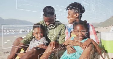 Aile, tramvayda oturup teknik panelleri çalıştırırken grafikleri gösteriyor ve sırıtıyor. Aile, teknoloji, yenilik, açık hava, eğlence, bağlantı, modern