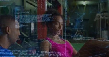 Jimnastik koçu, stajyer bacak izi sürme formunu hazırlarken verileri üst üste koymayı ayarlıyor. Fitness, antrenman, güç, egzersiz, dijital, teknoloji, motivasyon