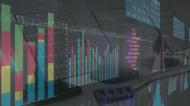 Veri gösterge paneli, trendleri göstermek için düz tasarım grafiklerini teker teker gözden geçirir. Analizler, görselleştirme, modernlik, teknoloji, gösterge paneli, arayüz, dijital