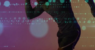 Atletin alından başa baş kaldırması sürat hareketini takip etmek için teknik arızayı etkinleştiriyor. Hareket, hız, fütürizm, atletizm, teknoloji, dijital, canlılık