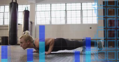 Spor salonunda şınav çekmeye başlayan spor eğitmeni, hareketli parmaklıklar ve dalga formlarıyla gücü takip ediyor. Atletik, spor salonu, teknoloji, veri, performans, güç, eğitim