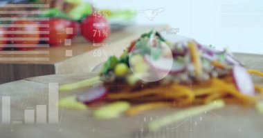 Domatesi odaklayan ve beslenme ölçümlerini gösteren kamera görüntülerini üst üste koyuyor. Taze ürün, aşçılık, sağlıklı beslenme, beslenme, dijital veri, gıda sunumu, gurme