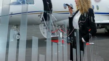 Yönetici kadın Jet Apron 'a telefon açarken finansal tablolar piyasa denetimi için canlandırma yapıyor. Şirket, yönetici, işletme, finans, teknoloji, modern, profesyonel