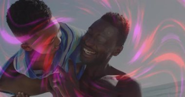 Baba, oğlunu güneşli sahilde omuzlarında taşırken kahkahalar atarak denizi saran dönen ışıkları yakıyordu. Aile, açık hava, eğlence, canlılık, macera, bağ, sükunet