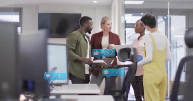 Meslektaşlar tablet içeriğini tartışırken sosyal simgeler yüzüyor ve katılım ölçümleri tırmanıyor. İşbirliği, takım çalışması, yenilik, dijital, analitik, iletişim, modern