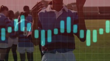 Genç bayan rugby oyuncusu spor analitiği için atımlı rugby topu yakalıyor. Atletik, takım çalışması, kararlılık, spor, fitness, gençlik, açık hava