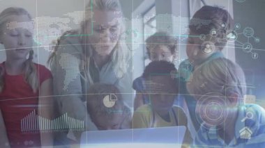 Öğretmen dizüstü bilgisayar açıyor ve dijital harita ve grafikler öğrencilere öğretirken rehber çocuk da tuşa basıyor. Eğitim, işbirliği, teknoloji, etkileşimli, öğrenme, sınıf, yenilik