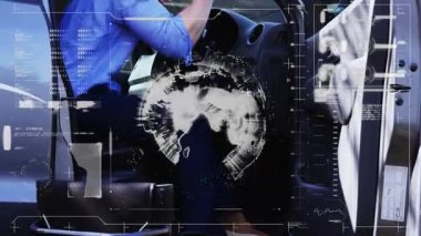 Adam arabanın kapısını açıyor ve hareket edebilmek için dünyayı dönen teknolojik arayüzle tekerlekli sandalyeye transfer oluyor. Erişilebilirlik, bağımsızlık, asistan teknoloji, kentsel, geleceksel, hareketlilik, yenilik