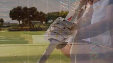 Yarasayı kavrayan erkek sporcu, performans analizi için animasyon spor ölçümleriyle tablet alıyor. Sporcu, spor, performans, analitik, fitness, açık hava, takım çalışması