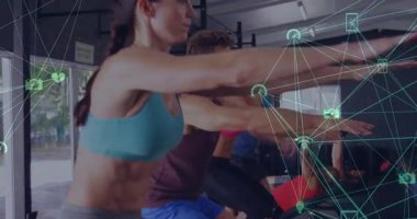 Uygulama başlangıcında, fitness grubu spor salonunda, izleme için ağ simgeleriyle senkronize çömelmeler gerçekleştiriyor. Egzersiz, takım çalışması, motivasyon, çağdaş, sağlık, sağlık, işbirliği