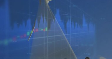 Çıkışları izlemek için teknisyen giriş ve denetleme kontrol ünitesi, türbin üzerinde titreşim haritası. Yenilenebilir, mühendislik, endüstriyel, hareket, analitik, bakım, güç