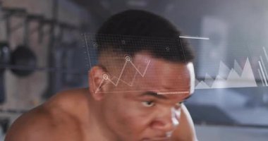 Boksör boks salonunda yumruk atıp çapraz yumruk atıyor spor analizlerini gelişen grafiklerle başlatıyor. Sporcu, antrenman, fitness, görselleştirme, performans, yenilik, dijital