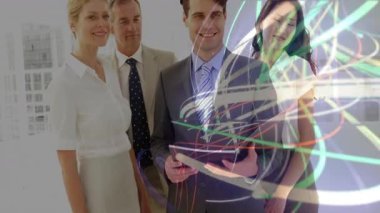 Şirket ekibi elinde tablet tutarak ofisin etrafında dijital kaymayı gösteren hafif izler oluşturuyorlar. Çağdaş, işbirliği, yenilik, gelecekçi, profesyonel, dinamik, teknoloji