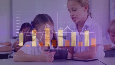 Eğitim için tablet tıklatan ve veri tablosu çizen çocuklara rehberlik eden öğretmen. Eğitim, teknoloji, sınıf, öğrenme, dijital, pediatrik, öğretici