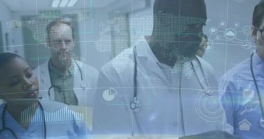 Tıbbi ekip tableti araklıyor ve hasta veri tablosunu güncelliyor. Koridordaki cam ekranda. İşbirliği, sağlık, yenilik, teknoloji, profesyonellik, takım çalışması, dijital