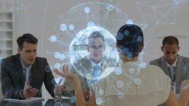 İş görüşmesinde kadın aday elini kaldırıyor ve istatistikleri vurguluyor. Profesyonel, kurumsal, teknoloji, yenilik, bağlantı, sunum, dijital