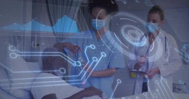 Doktorun tableti tıbbî verileri izlemesi gibi bir durum söz konusu. Sağlık, teletıp, dijital sağlık, tıbbi teknoloji, hasta bakımı, hastane, klinik