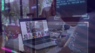 Adam masadaki sanal konferansa giriyor ve animasyon dünya haritası veri örtüleriyle notlar yazıyor. Uzaktan iletişim, dijital işbirliği, modern çalışma alanı, veri görselleştirme, teknoloji, ağ oluşturma, küresel iş