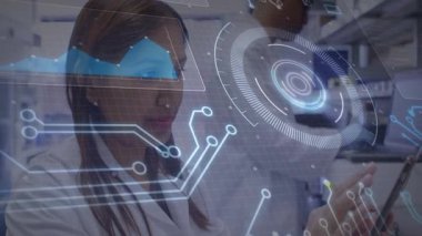 Kadın araştırmacı tableti tıklatıyor ve araştırma analizi için holografik veri halkalarını etkinleştiriyor. Yenilik, teknoloji, fütüristik, bilim, dijital, takım çalışması, profesyonel