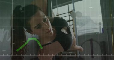 Fitness atleti direği kavrayıp kalaslarken ızgara ve yeşil grafik izleme çalışmalarını başlatıyor. Güç, kararlılık, eğitim, biyomekanik, performans, yenilik, refah