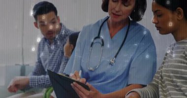 Hemşire bekleme salonunda notlar yazıyor. Dijital kayıtlar için yüzen ikili rakamlar yaratıyor. Tıbbi, sağlık, dijital, dokümantasyon, profesyonel, klinik, aile