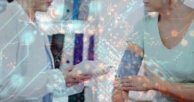 Doktor hastanın koluna kelepçe takıyor. Kan basıncı ölçümü için gösterge monitörünü şişiriyor. Sağlık, sağlık, sağlık, teşhis, mesleki, sağlık, klinik