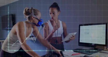 Koç, spor laboratuarında pedal çevirme, tablet renklendirme çizelgesini onaylıyor. Eğitim, performans, veri, analiz, biyomekanik, fitness, teknoloji