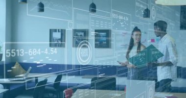 Dosyası olan bir adam, akıllı telefonu dinleyen genç bir kız ofise giriyor, titreşen veri panellerini inceliyor. İşbirliği, takım çalışması, teknoloji, modern, çalışma alanı, yenilik, profesyonel