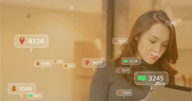 Pazarlamacı tabletteki iğne simgesine yanıt veriyor ve çarpma zilini analiz ediyor, bağlılık için sohbet simgeleri oluşturuyor. Dijital, analiz, modern, üretkenlik, teknoloji, iletişim, çalışma alanı