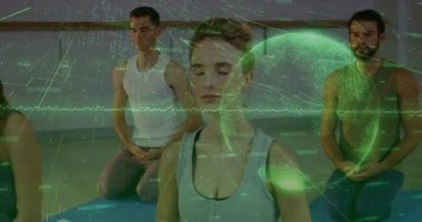 Yoga grubu stüdyoya giriyor, meditasyona başlıyor, yeşil örtülü izleme biyogeribildirimini etkinleştiriyor. Meditasyon, sağlık, farkındalık, biyogeribildirim, dinginlik, bütünsel, odaklanma