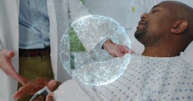 Doktor hastanede hasta nabzını cihazla kontrol ederken küre nabzı atıyor sonra da el sıkışıyor. Tıbbi, sağlık, teknoloji, yenilik, profesyonellik, klinik, dijital