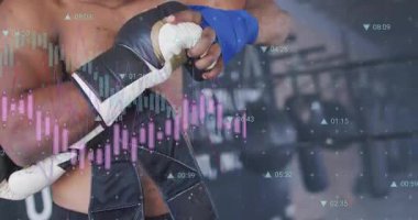 Boksör, boks antrenmanı için nabzı atan grafikler çizerken eldivenin içini inceliyor. Sporcu, spor, güç, kararlılık, egzersiz, antrenman, spor
