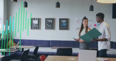 Dişi tıkırtı tableti ve erkek klasörü veri rehber iş sunumunu örtüyor. İşbirliği, takım çalışması, yenilik, modern, dijital, ofis, iletişim