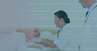 Hemşire, hastanın göğsüne steteskop yerleştiriyor ve yaşam belirtilerini şebeke ve dalga boylarıyla izliyor. Tıbbi, tanı, teknoloji, sağlık, klinik, dijital, profesyonellik