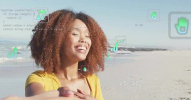 Yeşil veriler yer değiştirirken, kumsalda dönen kadını çeken partnerin elini takip ediyorum. Romantik, bağlantı, çevre, teknoloji, sürdürülebilirlik, yaşam tarzı, açık hava