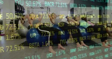 İşaret üzerine, mekik çeken dört kadın, fitness için bacak kaldırma, veri kaydırma. Spor, çekirdek, güç, sağlık, senkronizasyon, egzersiz, eğitim