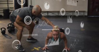 Animasyon fitness metrik takip formu doğruluğuyla antrenör teması altında şınav çeken bir müşteri. Kişisel eğitim, güç, sağlık, dijital, rehberlik, fitness, spor