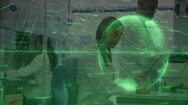 Yeşil dalga formunu etkinleştiren veri giriliyor. Araştırma ekibi, dönen üç boyutlu küreyle işbirliği yapıyor. Bilim insanları, işbirliği, yenilik, teknoloji, veri görselleştirme, fütüristik, analitik