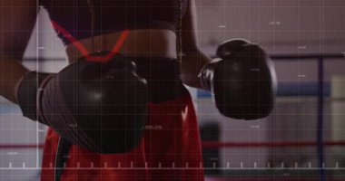 Dişi boksörün sıkıca kavrayışı, fitness talimi için gardını tutarken hareketli grafik kaplamasını tetikliyor. Atletik, kararlılık, odaklanma, performans, eğitim, güç, yoğunluk