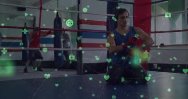 Boksör kırmızı ambalajı çekiyor, spor salonunda boks antrenmanı için elleri sarıyor, sağlık ikonlarıyla. Eğitim, güç, fitness, kararlılık, atletizm, motivasyon, spor