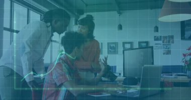 Oturan adam dizüstü bilgisayarın teknik gösterge tablosunu açıp tırmanırken ekip veri sıçramalarını analiz ediyor. İşbirliği, takım çalışması, analitik, yenilik, ofis, modern, dijital