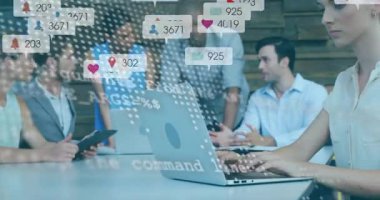 Teknik ekip tabletteki ölçümleri incelerken dizüstü bilgisayardaki bildirim simgeleri kodlanıyor. Teknoloji, işbirliği, veri analizi, dijital, takım çalışması, analitik, yenilik