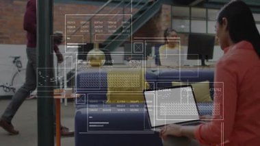 Kadın, kanepe ve iş arkadaşlarının üzerinde yüzen panellerle veri analizi başlatan bir dizüstü bilgisayar açıyor. Teknoloji, yenilik, işbirliği, çalışma alanı, dijital, modern, üretkenlik