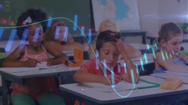 Öğrenciler göreve başlıyor, çocuk daha hızlı yazmayı durduruyor, finans çizelgeleri canlandırırken gülümsüyor. Sınıf, öğrenciler, eğitim, öğrenme, konsantrasyon, odak, görsel grafikler